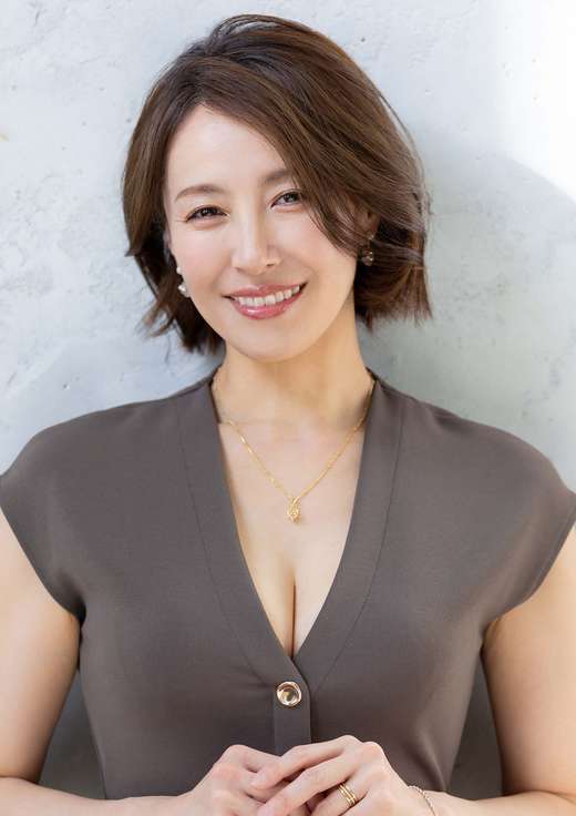 谷原希美の顔が明瞭なDAHLIA公式プロフィール写真