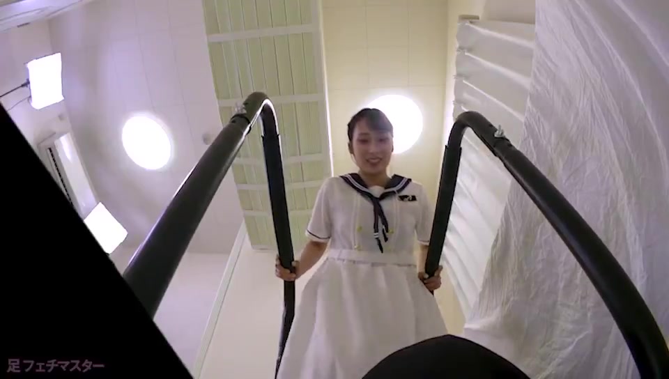 真白みのり 素足の顔踏み作品 場面1